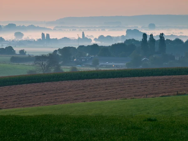 Вид на туманный сельскохозяйственный ландшафт ранним утром — стоковое фото