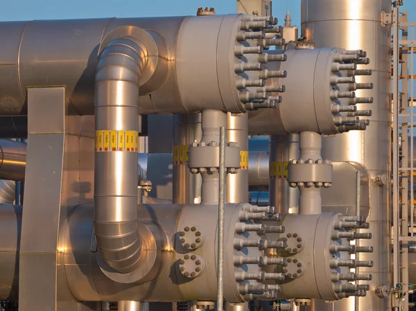 Primer plano de una moderna planta de procesamiento de gas natural —  Fotos de Stock