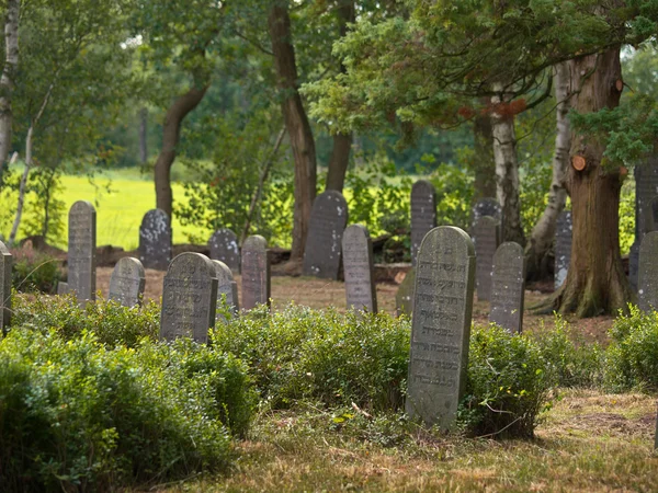 Еврейское кладбище в сельской местности — стоковое фото