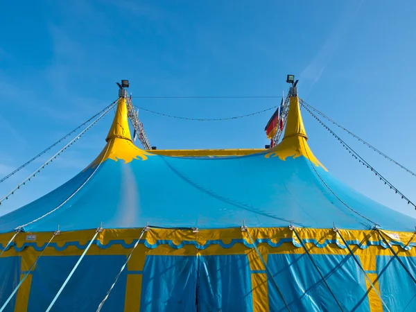 Dachteil eines blau-gelben Zirkuszelts — Stockfoto