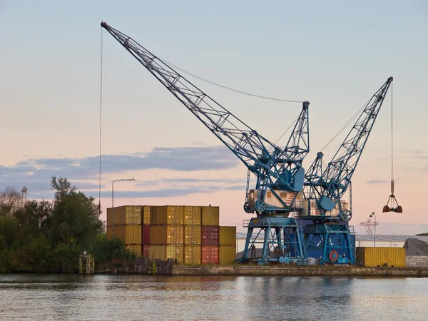 Two cranes are waiting for cargo in a dutch harbour — Stock Photo, Image