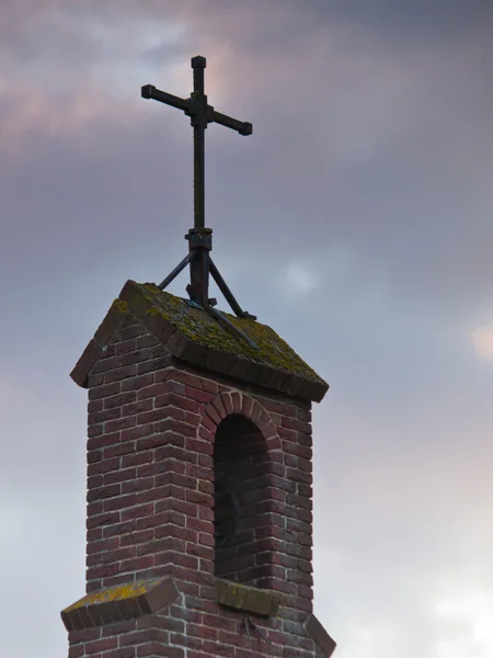 Cross på en europeisk kapell — Stockfoto