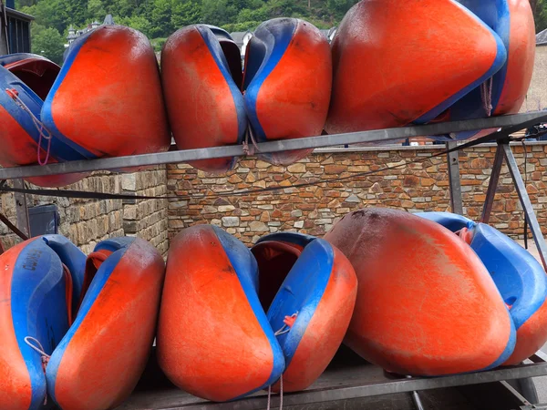 Orange and blue kayaks — Stock Photo, Image