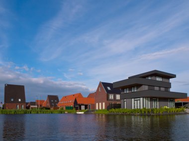 Yaz göğün üstünde banliyö binalar