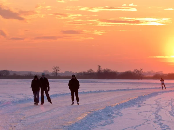 氷のスケーターのグループ — ストック写真