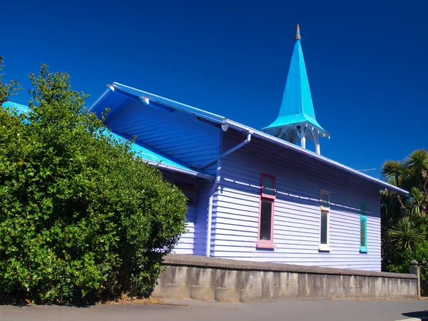 Iglesia de madera azul y blanca — Foto de Stock