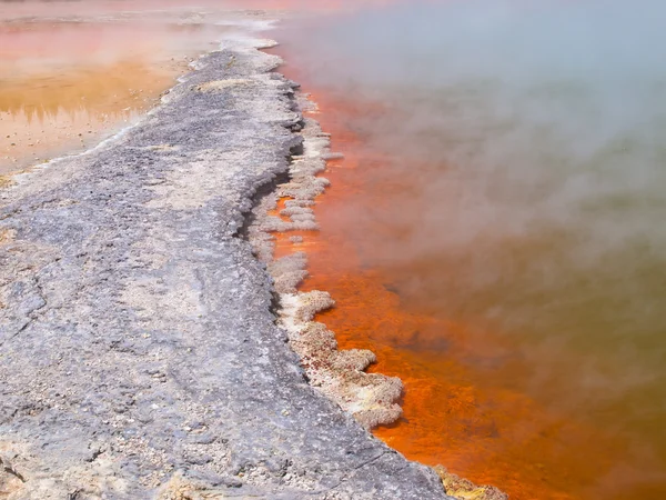 Colorata piscina geotermica champagne — Foto Stock