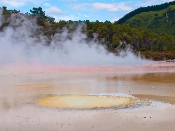 Sorgente di acqua calda colorata — Foto Stock