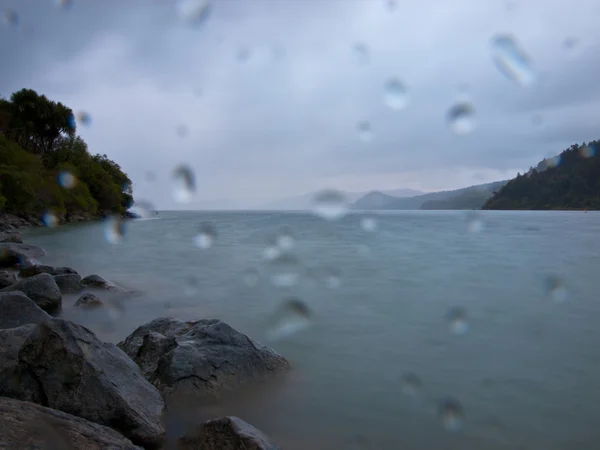 Gölde Yağmurlu hava — Stok fotoğraf