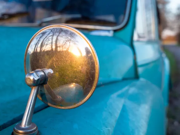 Rückspiegel eines Oldtimers — Stockfoto