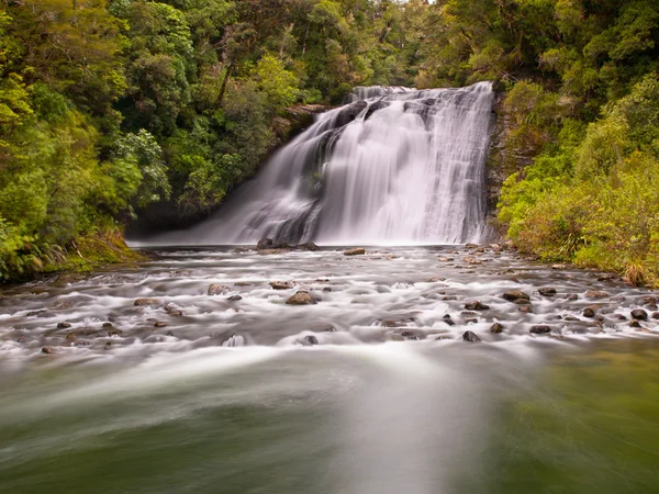 Cascade dans une forêt tropicale luxuriante — Photo