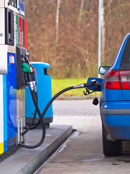 Blauwe auto op gas station — Stockfoto