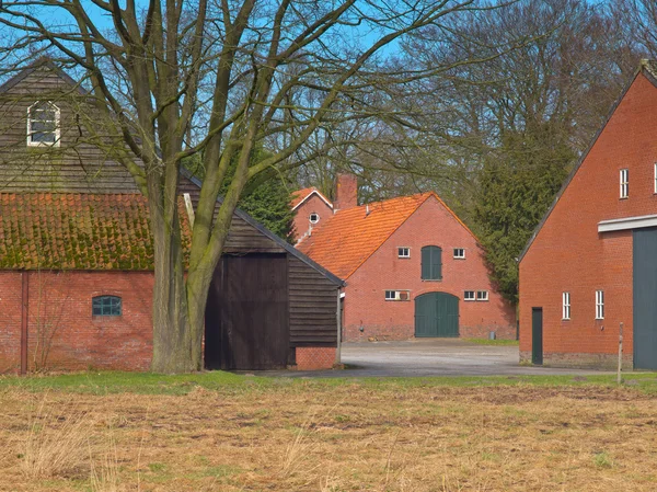 Graneros en una granja europea — Foto de Stock