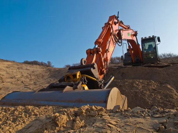 Scavatrice di costruzione in un pozzo di sabbia — Foto Stock