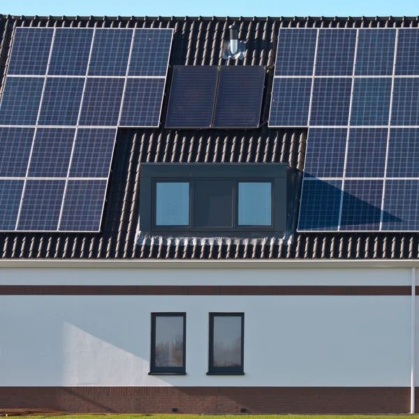 Painéis solares em uma casa moderna — Fotografia de Stock