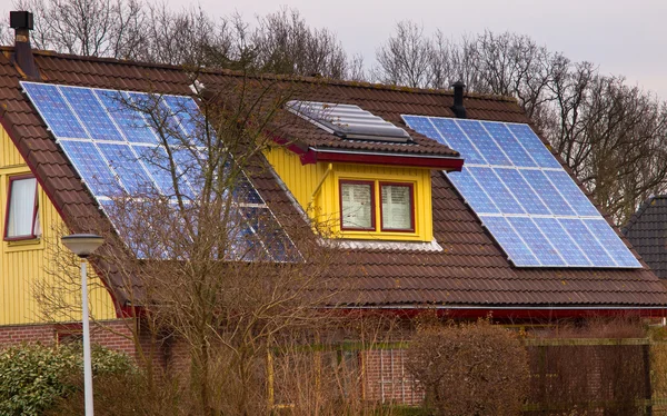 Painéis solares em uma casa colorida — Fotografia de Stock