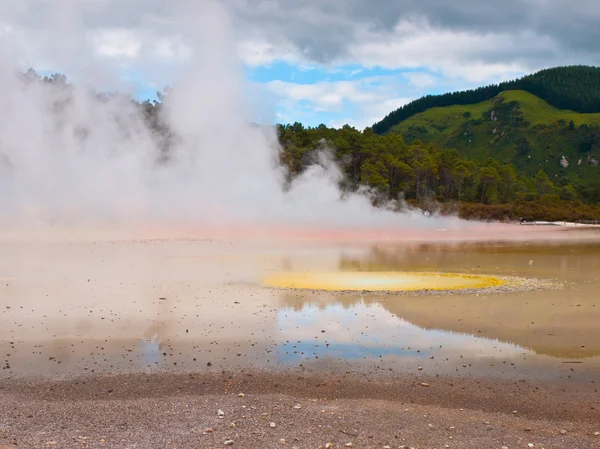 Fonte di acqua calda con molti colori — Foto Stock