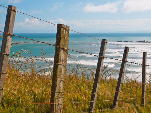 Морской пейзаж над забором
