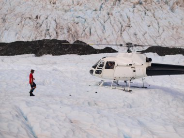 bir buzulun üzerinde helikopter