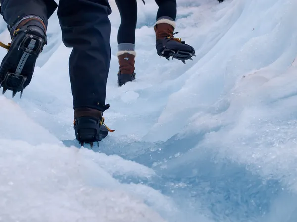 Gruppe von Touristen auf einem Gletscher — Stockfoto
