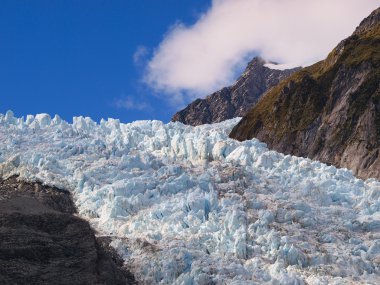 bir buzulun üzerinde yarık