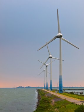 windturbines bir iskele üzerinde