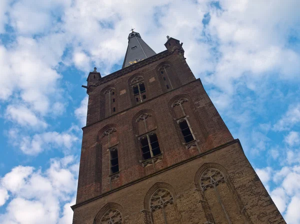 Ortaçağ kilise kule