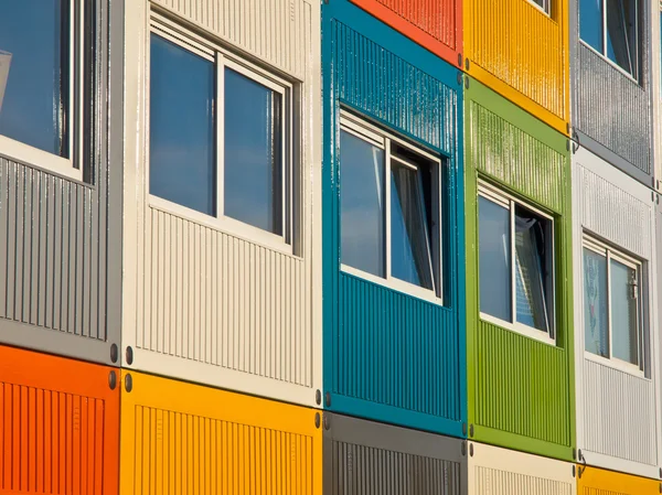 Contenedores de carga de colores utilizados como hogar por los estudiantes —  Fotos de Stock