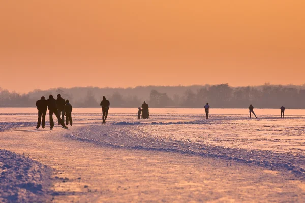 Patinadores de hielo en un lago congelado — Foto de Stock