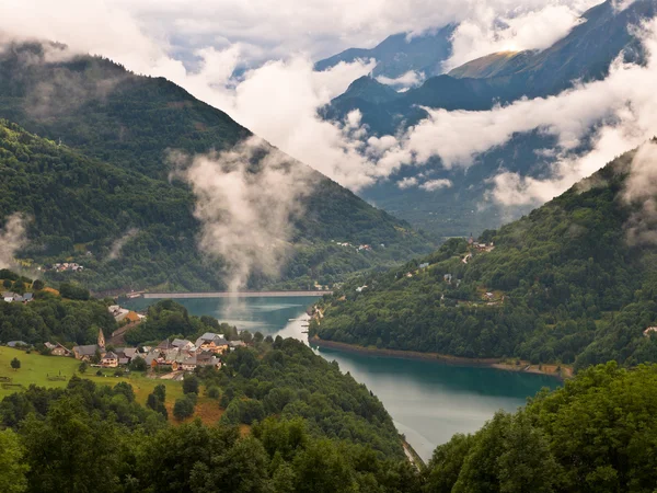 Bellissimo lago di montagna — Foto Stock