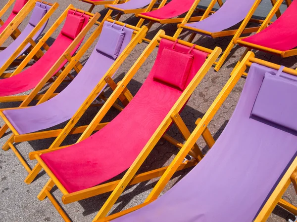 Fondo colorido sillas de playa —  Fotos de Stock