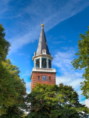 kilise kulesi ağacında