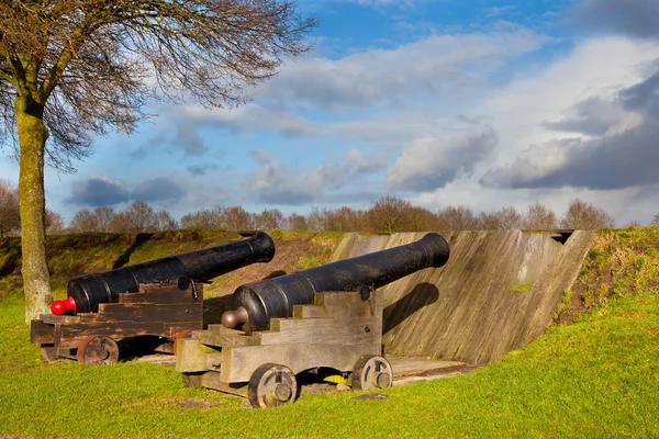 Deux canons antiques dans une ville fortifiée — Photo