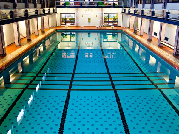Gran piscina cubierta — Foto de Stock