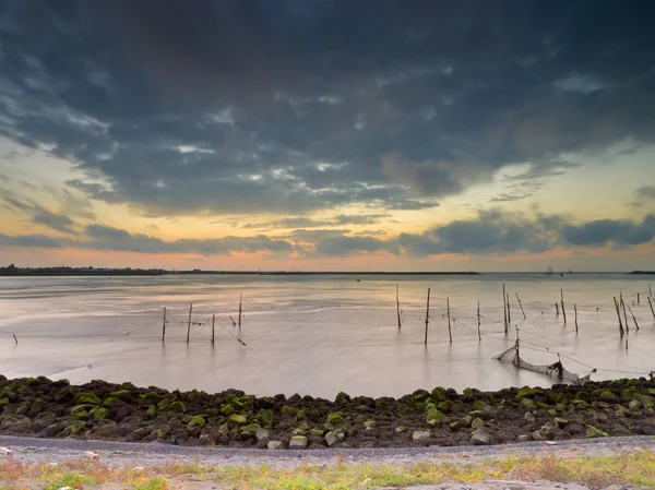 Sonnenuntergang über Wellenbrecher — Stockfoto