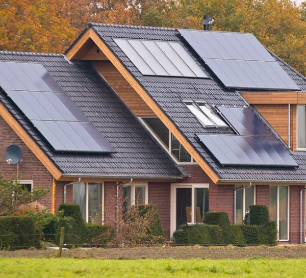 Painéis solares na casa — Fotografia de Stock