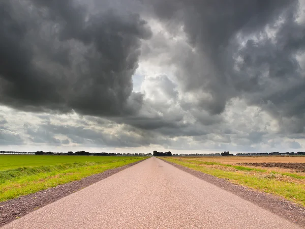 Estrada reta sob Brooding Sky — Fotografia de Stock