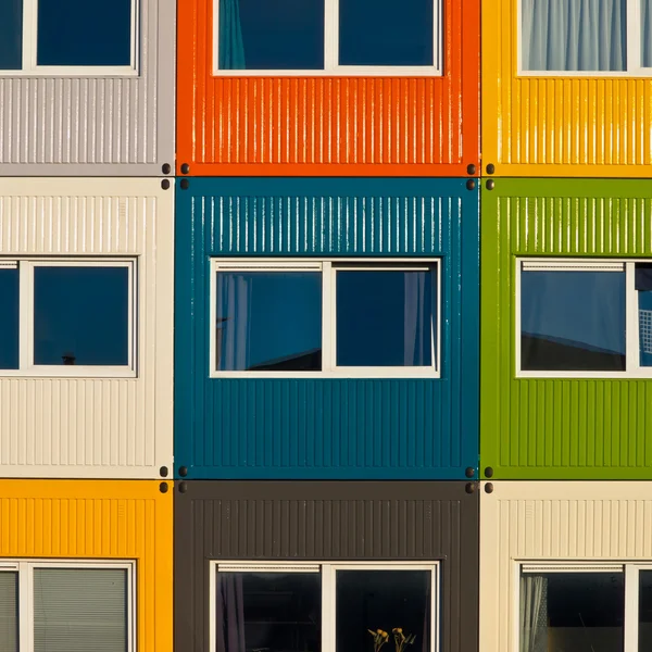 Contenedores de carga de colores utilizados como hogar por los estudiantes — Foto de Stock