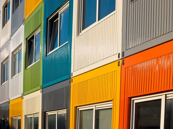Farverige fragtcontainere, der anvendes som hjem af studerende - Stock-foto