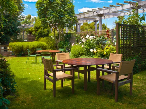 무성 한 정원 식탁 로열티 프리 스톡 이미지