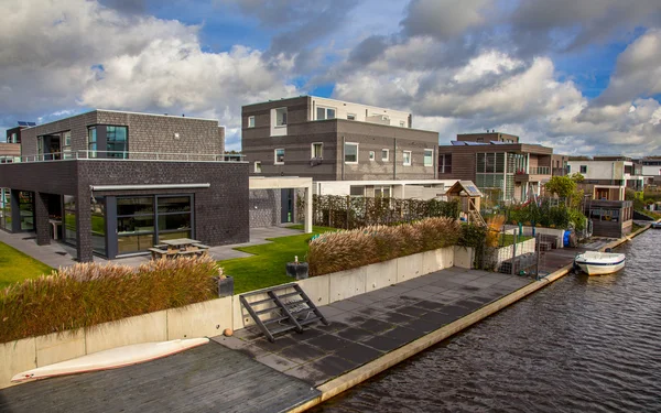 Casas contemporáneas frente al mar — Foto de Stock