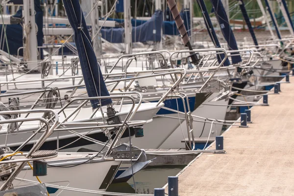 Луки вітрильних човнів припарковані в гавані — стокове фото