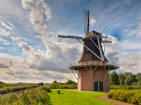 Nederlandsk vindmølle ved en kanal – stockfoto