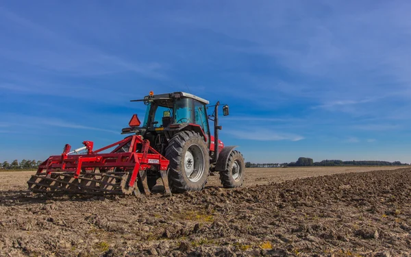 Tracteur avec charrue au travail — Photo