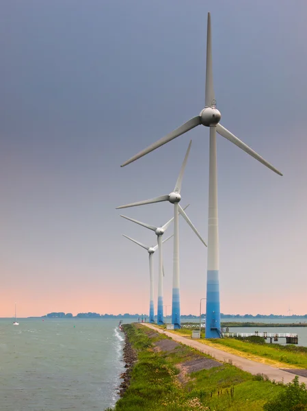 Windturbines op een pier — Stockfoto