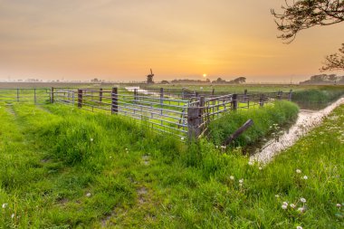 polderów z pomarańczowy zachód słońca w groningen, Holandia