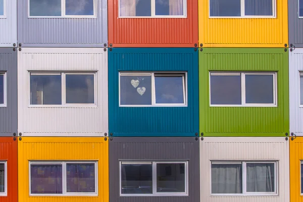 Buntes Mehrfamilienhaus — Stockfoto