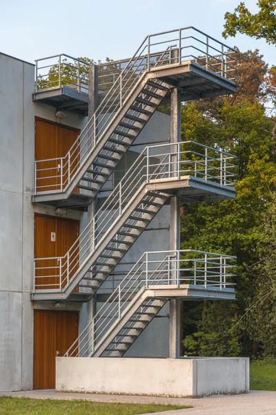 Escada de fuga de emergência de metal — Fotografia de Stock