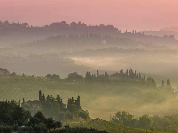 Пейзаж деревни Тоскана туманным утром в августе
