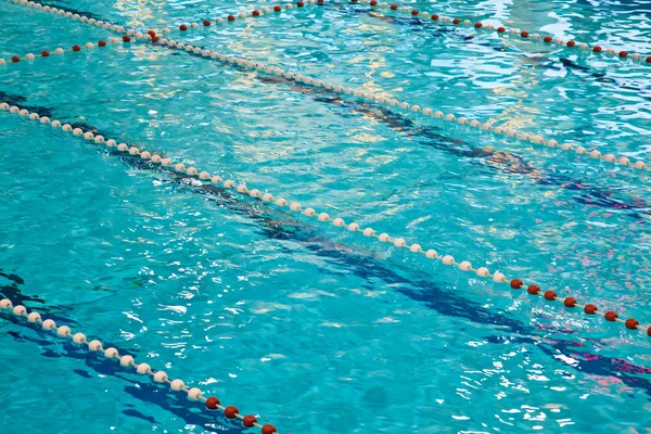 Konkurs basen z wodą niebieski — Zdjęcie stockowe